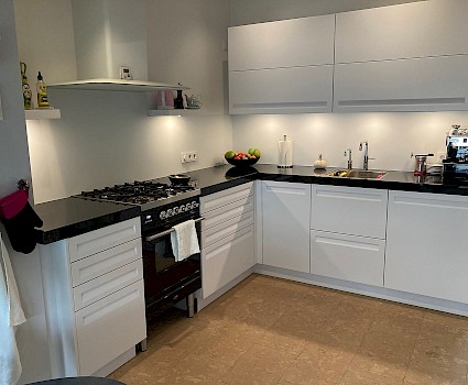 08417 L-keuken met apparatenkast