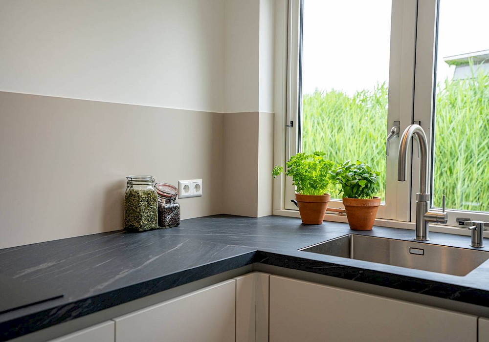 De praktische verschillen tussen een spatwand en een tegelmuur in je keuken