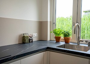 De praktische verschillen tussen een spatwand en een tegelmuur in je keuken
