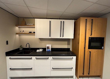 Showroomkeuken wit gecombineerd met hout