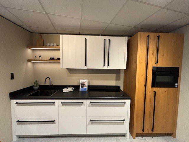 Showroomkeuken wit gecombineerd met hout
