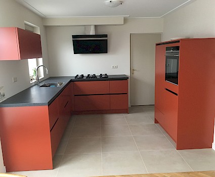 06377 L-keuken met apparatenwand