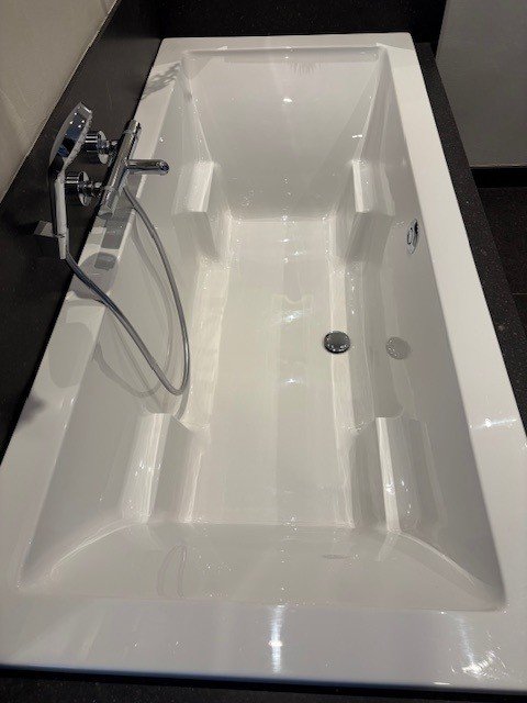 Inbouw ligbad met armsteunen