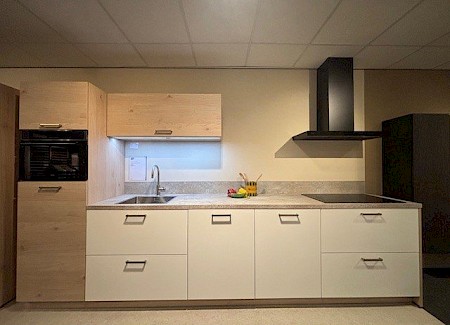 Showroomkeuken wit mat en eiken houtlook