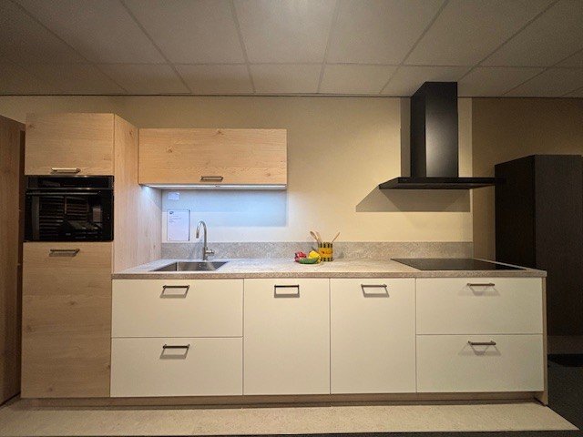 Showroomkeuken wit mat en eiken houtlook