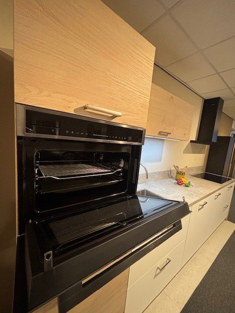 Showroomkeuken wit mat en eiken houtlook