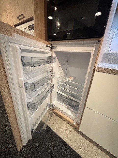 Showroomkeuken wit mat en eiken houtlook