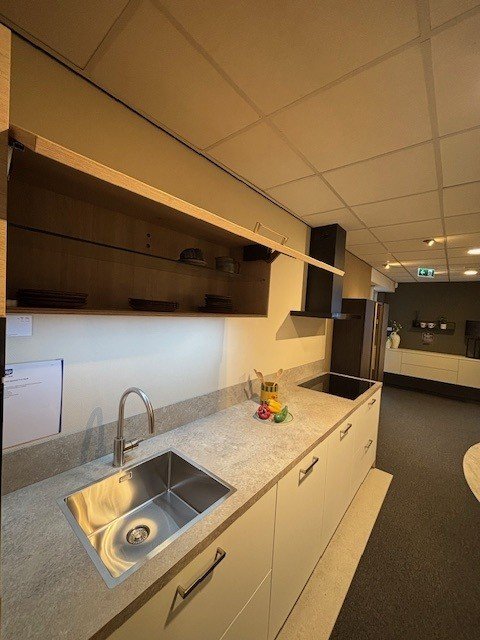 Showroomkeuken wit mat en eiken houtlook