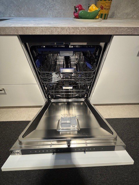 Showroomkeuken wit mat en eiken houtlook