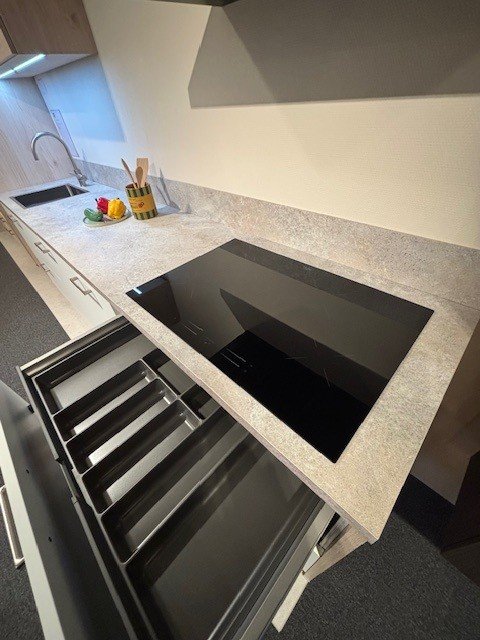 Showroomkeuken wit mat en eiken houtlook