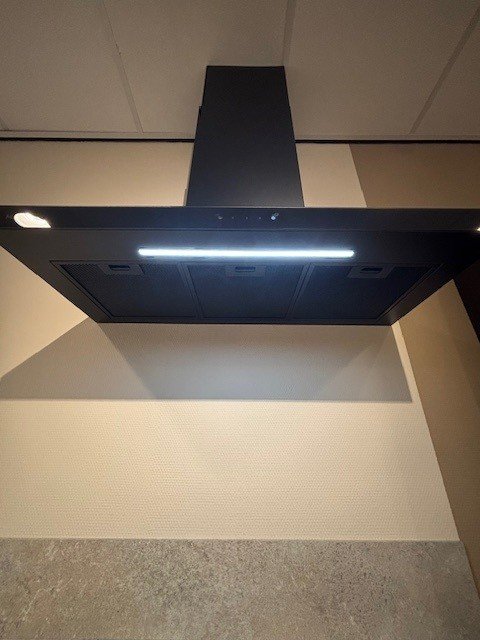 Showroomkeuken wit mat en eiken houtlook