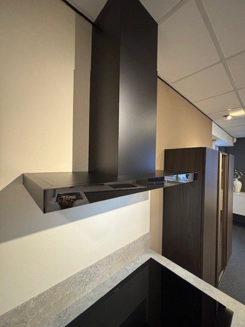 Showroomkeuken wit mat en eiken houtlook