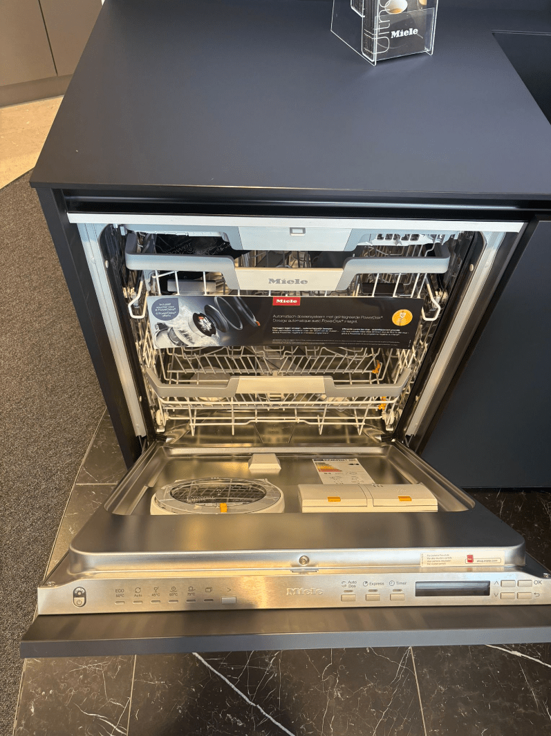 Showroomkeuken matzwart en zwartmarmer