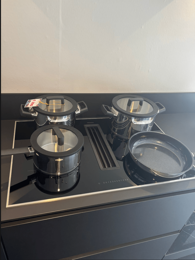 Showroomkeuken matzwart en zwartmarmer