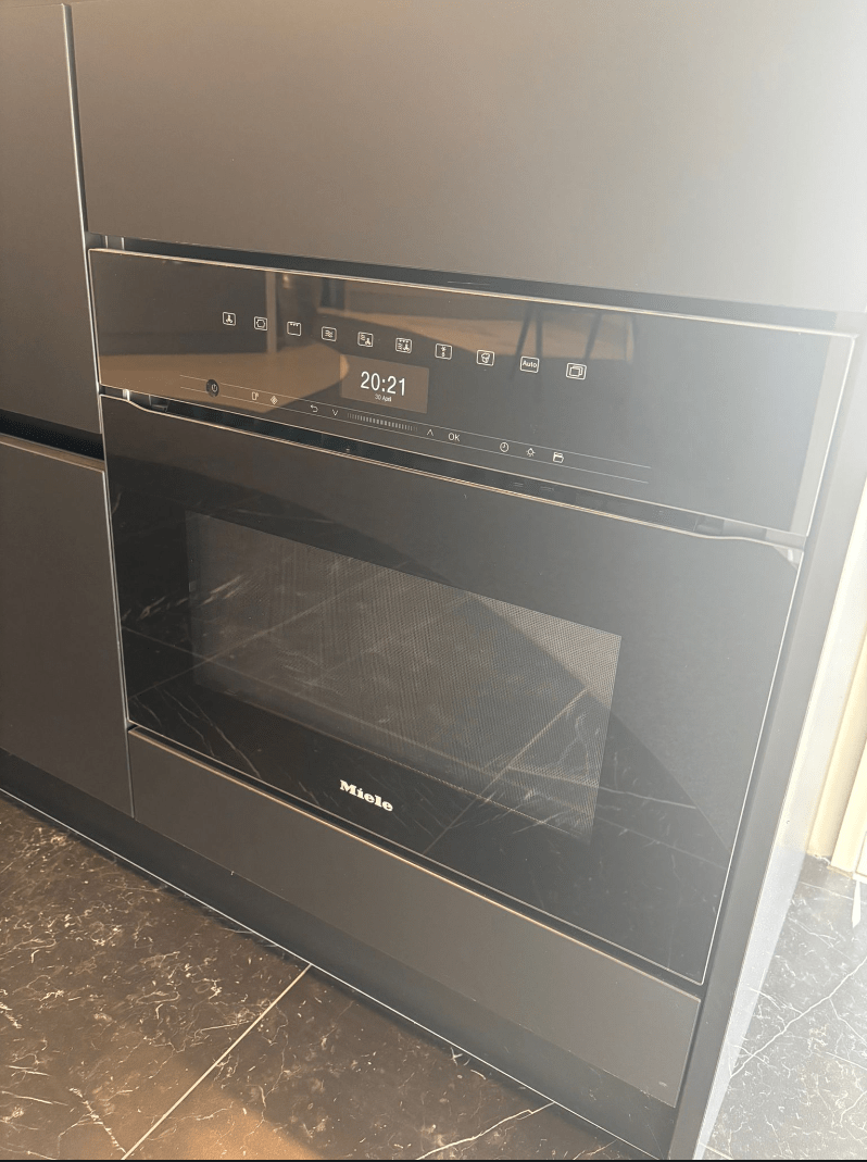 Showroomkeuken matzwart en zwartmarmer