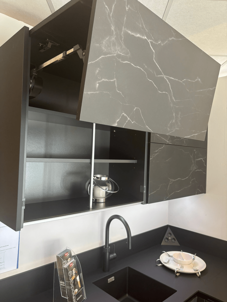 Showroomkeuken matzwart en zwartmarmer