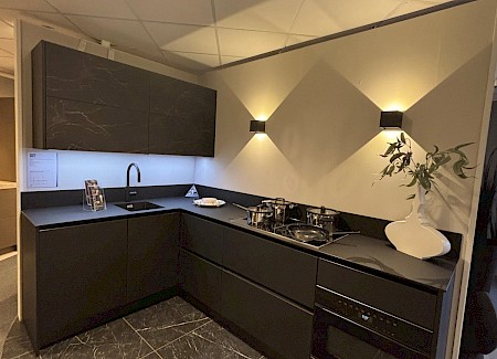 Showroomkeuken matzwart en zwartmarmer