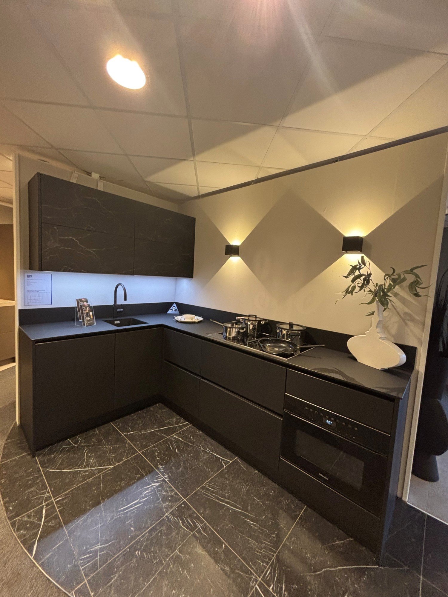 Showroomkeuken matzwart en zwartmarmer
