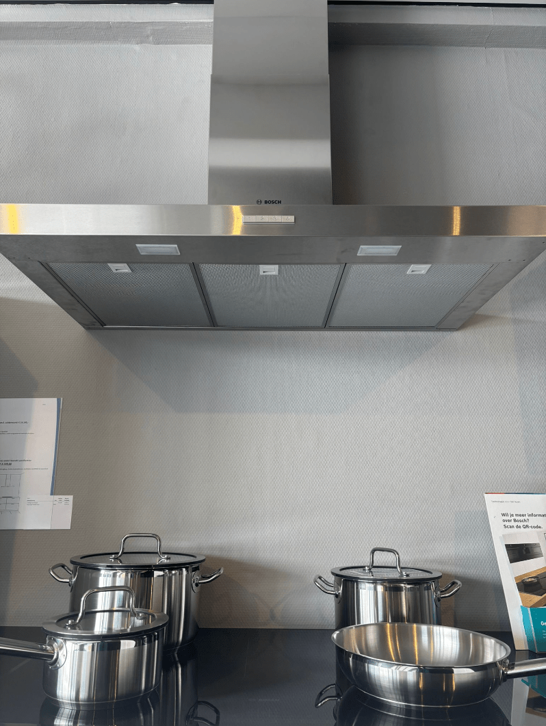 Showroomkeuken glanswit met zwart werkblad
