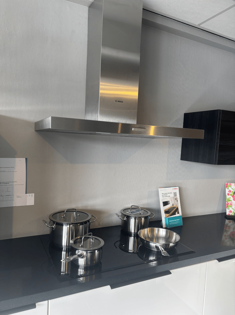 Showroomkeuken glanswit met zwart werkblad