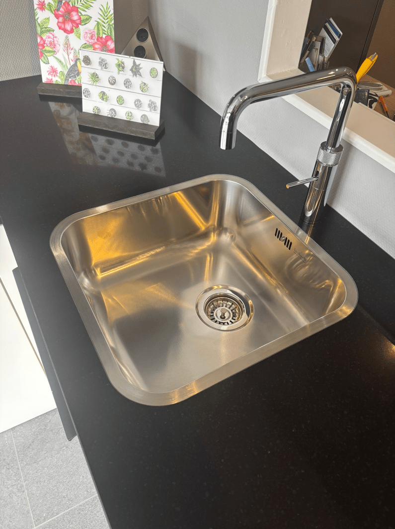 Showroomkeuken glanswit met zwart werkblad