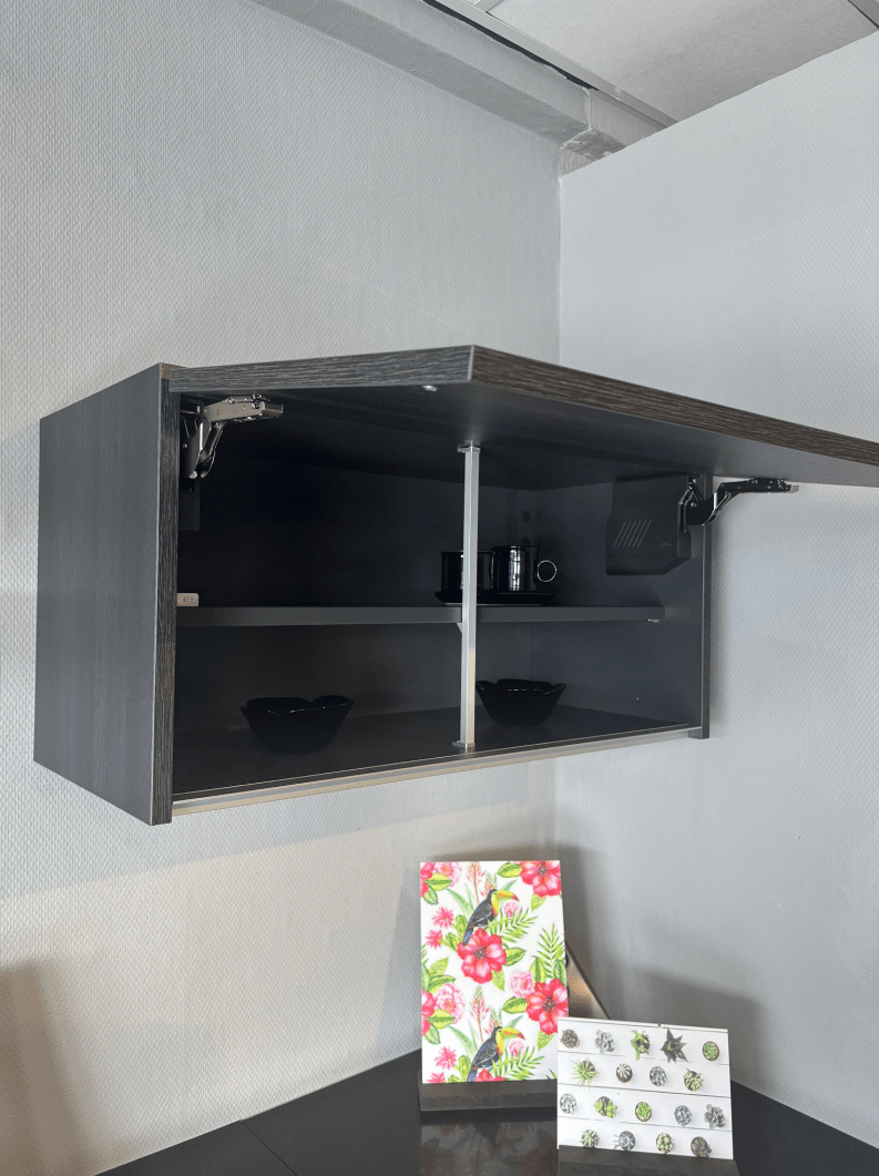 Showroomkeuken glanswit met zwart werkblad