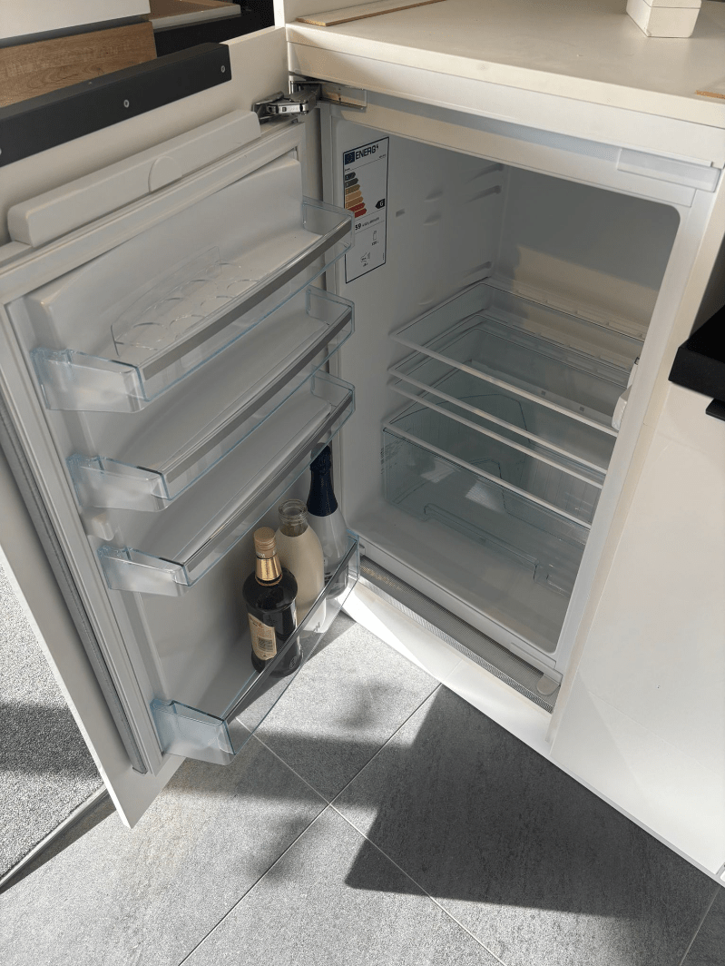 Showroomkeuken glanswit met zwart werkblad