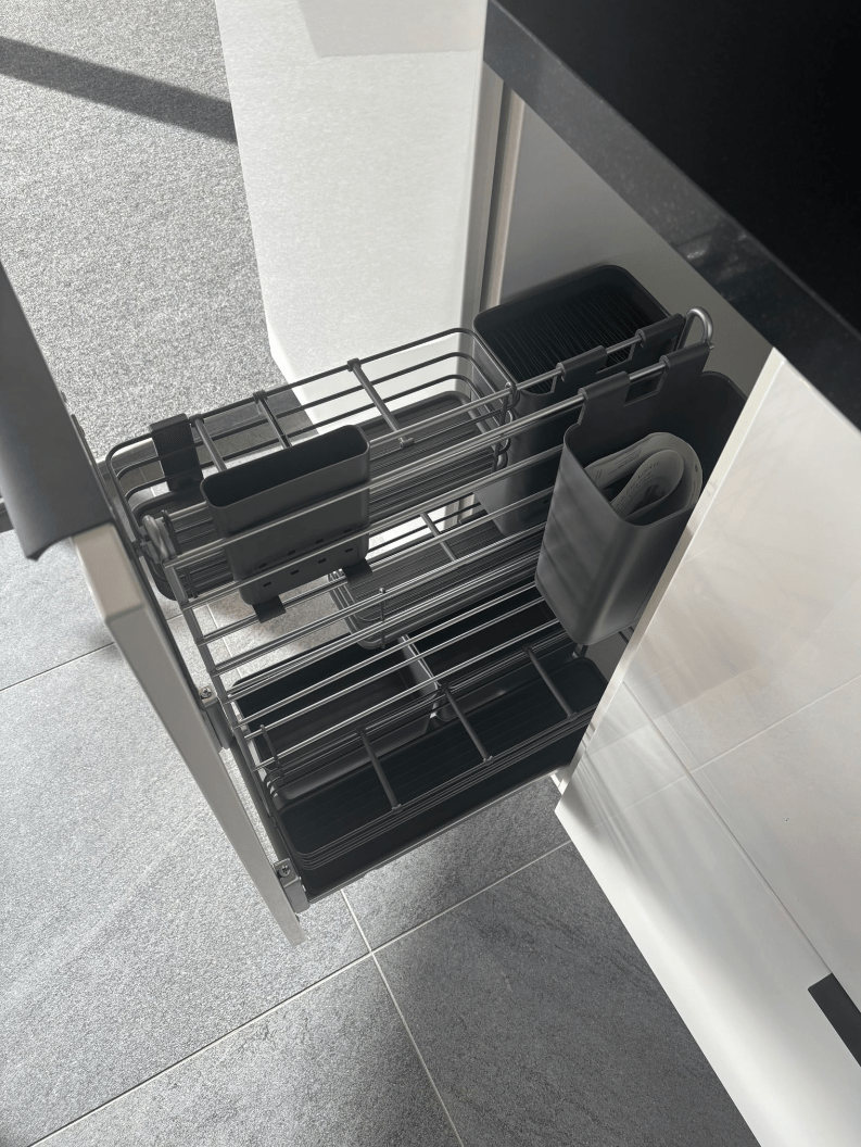 Showroomkeuken glanswit met zwart werkblad