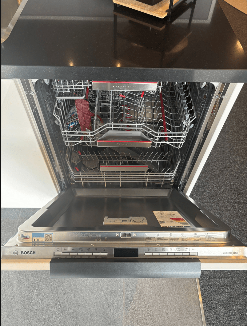 Showroomkeuken glanswit met zwart werkblad