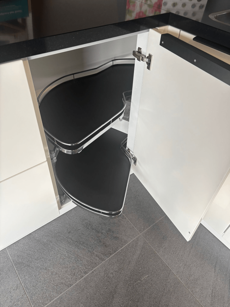 Showroomkeuken glanswit met zwart werkblad