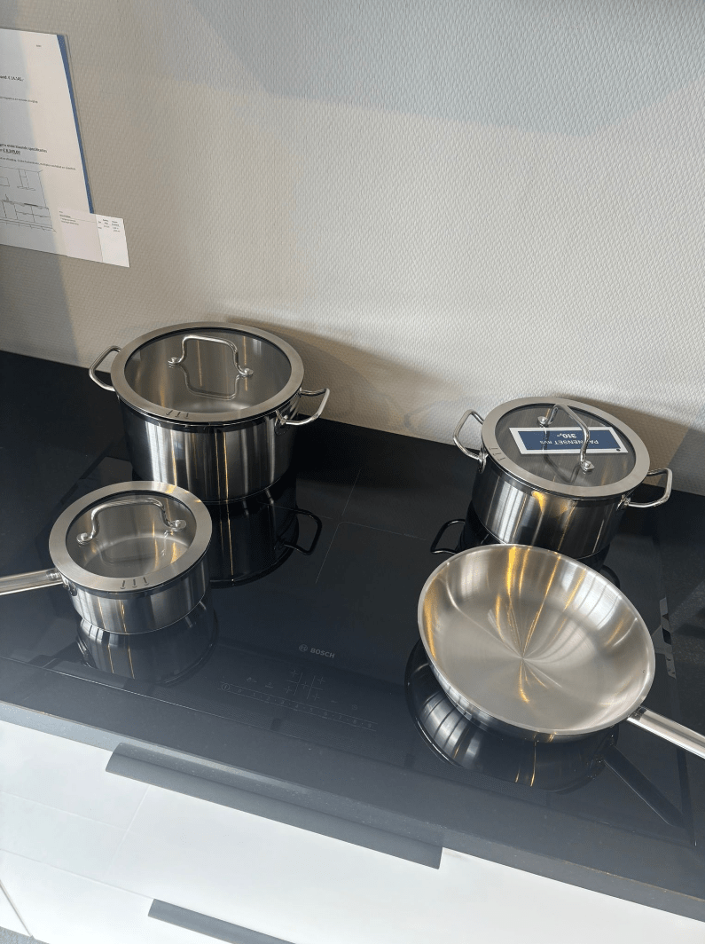 Showroomkeuken glanswit met zwart werkblad