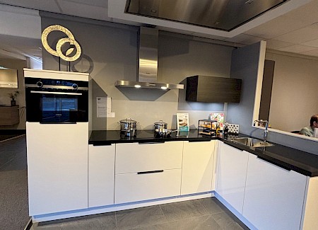 Showroomkeuken glanswit met zwart werkblad