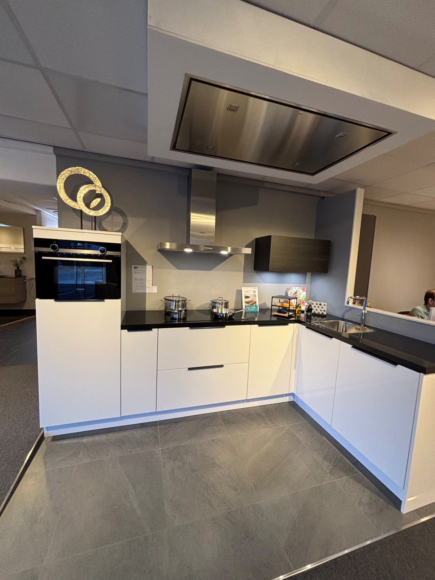 Showroomkeuken glanswit met zwart werkblad