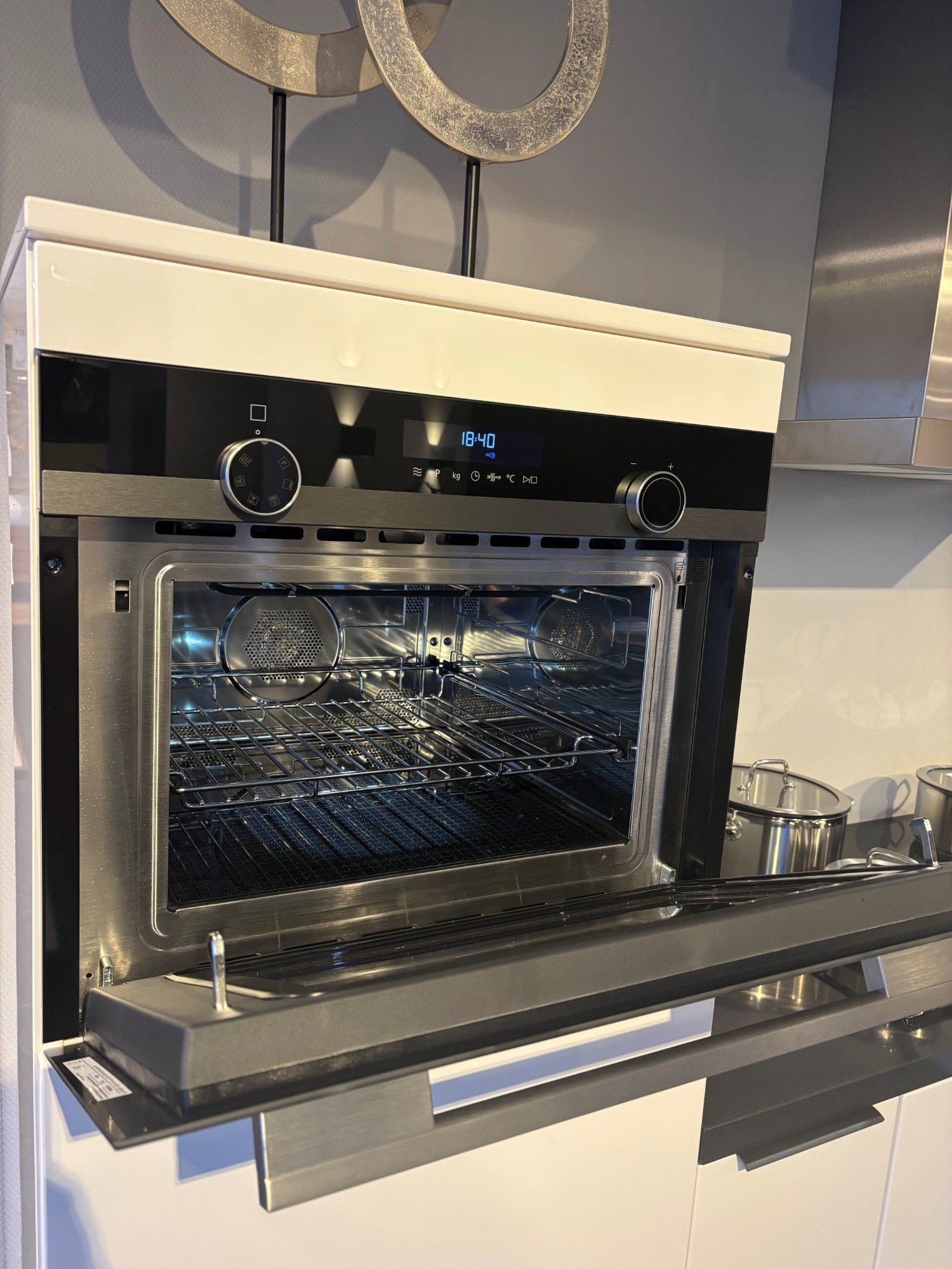 Showroomkeuken glanswit met zwart werkblad