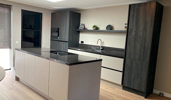 Hoe kies je de juiste keuken bij een houten vloer