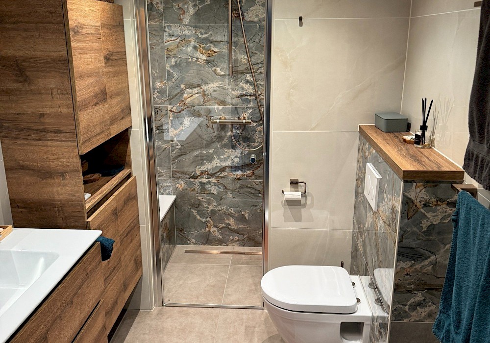 Marmerlook met houtaccenten: deze combinatie maakt je badkamer warm en modern