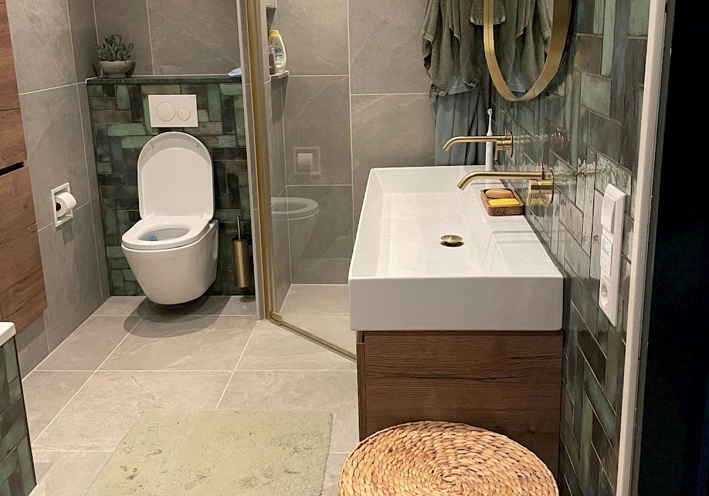 Kleur in de badkamer: 3 trendy tinten die jouw badkamer karakter geven