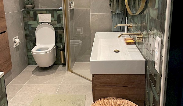 Kleur in de badkamer: 3 trendy tinten die jouw badkamer karakter geven